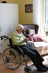 Bewohnerin des Haus am Urselbach beim Stricken, in ihrem Rollstuhl sitzend